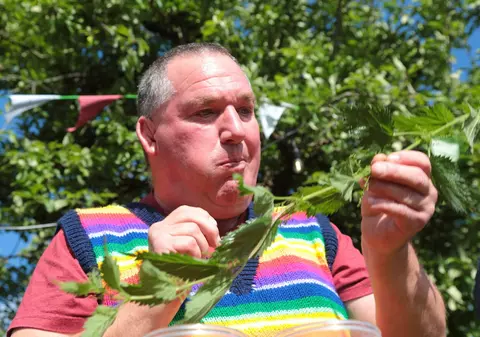 Un londonez și o galeză au câștigat Campionatul Mondial de Mâncat Urzici