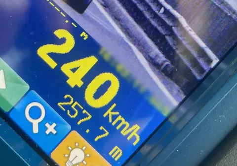 Amenda „pentru câteva minute de nebunie” primită de un șofer care gonea cu 240 km/h pe Autostrada Transilvania