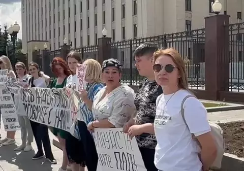 Soţiile soldaţilor ruşi au cerut în faţa Ministerului Apărării de la Moscova întoarcerea bărbaţilor de pe front