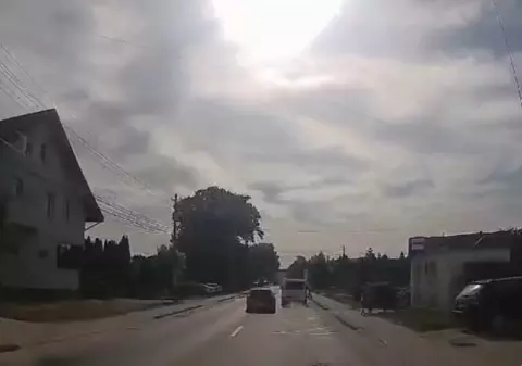 Șofer din Suceava, la un pas să lovească un copil pe trecerea de pietoni, după o depășire periculoasă. Momentul a fost filmat. VIDEO