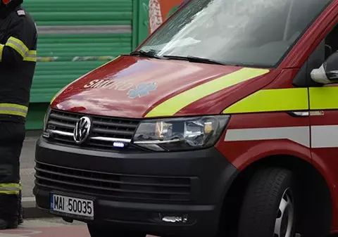 Un bărbat a murit, în Suceava, înecat cu un cârnat, în fața unui magazin alimentar