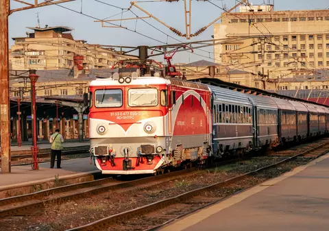 Şase trenuri oprite miercuri seară, pe linia București - Constanța, din cauza unei locomotive defecte. Întârzieri de peste 100 de minute afișate în Gara de Nord