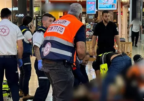 Atac cu cuțitul într-un centru comercial din Israel. Doi răniți, dintre care unul în stare critică, agresorul a fost împușcat mortal