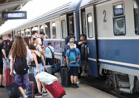 Amenda pe care o riscă pasagerii care deschid ușa trenului în timpul mersului