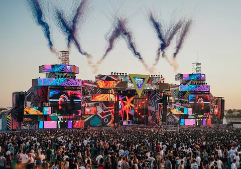 Beach, please! Lecție de hipercapitalism pentru tineri de 14-18 ani cu influencerul Ceaușescu