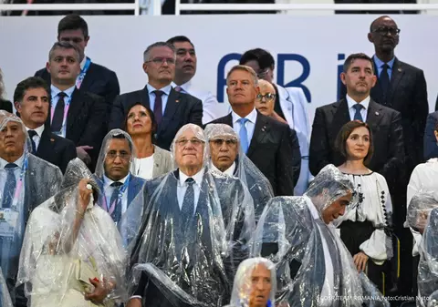Klaus Iohannis a stat lângă Maia Sandu la ceremonia de deschidere a Jocurilor Olimpice de la Paris. Cei doi au înfruntat ploaia fără pelerine