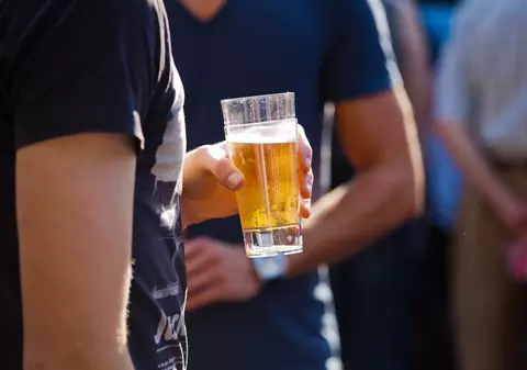 De ce nu ar trebui să bei bere pe caniculă?