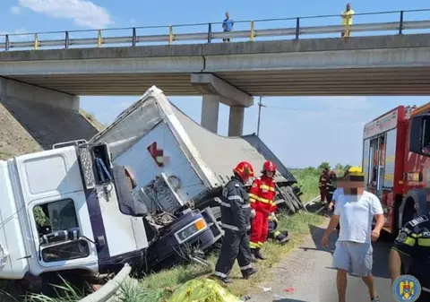 Trei morți și patru răniți pe A1 București-Pitești, după ce un TIR și o dubă s-au ciocnit