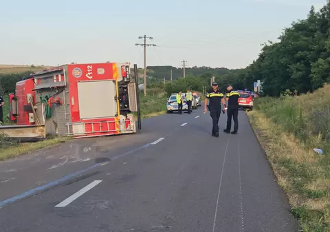 Doi pompieri din Vaslui, răniţi în misiune: autospeciala de stingere, implicată într-un accident, s-a răsturnat