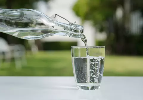 Este apa carbogazoasă dăunătoare organismului? Mituri și adevăruri