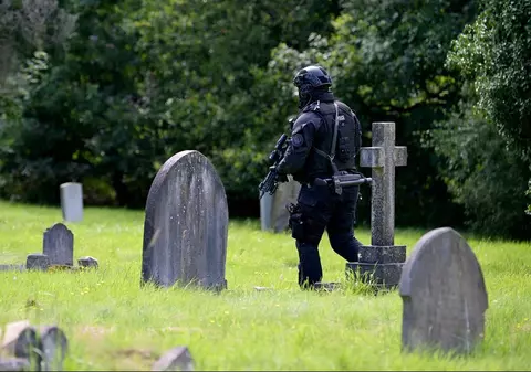 A fost prins într-un cimitir criminalul cu arbaleta, bărbatul care le-a ucis pe soția și fiicele unui comentator sportiv de la BBC