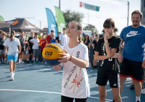 Spectacol de baschet 3x3 la Iulius Mall Iași: 300 de jucători s-au duelat pentru premii la BCR Sport Arena Streetball