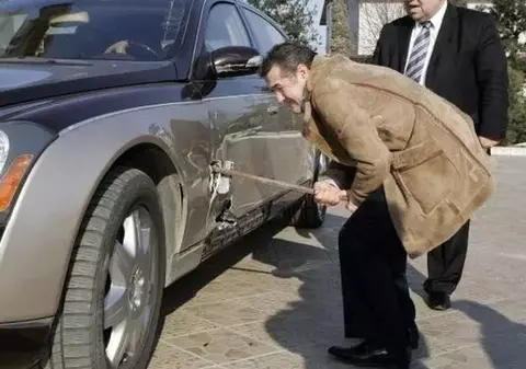 Portarul de la intrarea în muzeul Maybach n-a putut privi cum Gigi Becali își repară Maybachul cu ranga: „Vă rog, vă rog!”