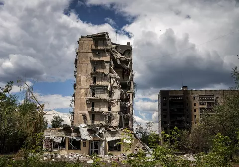 Bombele glisante aruncate de ruși transformă Torețk într-un „oraș al morții” | VIDEO
