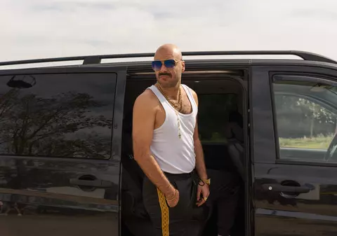 Ce rol joacă Constantin Dogioiu în serialul „Înapoi în Groapa”: „Un personaj extrem de contorsionat”. În seara asta apare la Pro TV