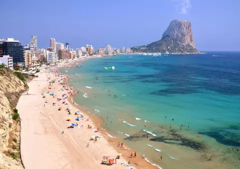 Turiștii, amendați într-un oraș din Spania dacă își rezervă locuri pe plajă înainte de ora 9