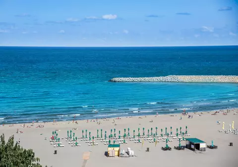 Programul „Litoralul pentru toţi”, cu tarife cu până la 70% mai mici, începe astăzi. Lista hotelurilor înscrise