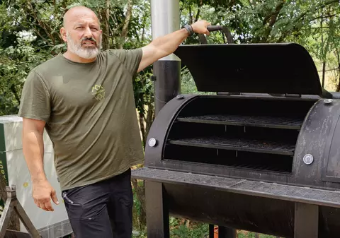 Ferma Dacilor s-a redeschis după șapte luni de la incendiu. Patronul: „Funcționăm pe grătare, în aer liber. Pentru astea nu ne trebuie autorizație”