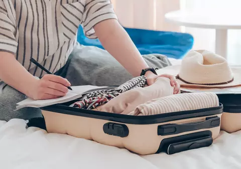 Cum să faci bagaje ușoare și eficiente pentru vacanță