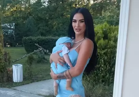 Daniela Crudu și-a botezat băiețelul. Ce rochie a îmbrăcat la eveniment și cum a apărut alături de tatăl copiilor ei