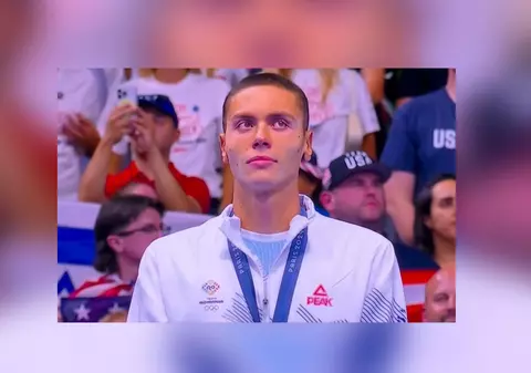 David Popovici, cu lacrimi în ochi la intonarea imnului, după ce a câştigat aurul la JO de la Paris. VIDEO