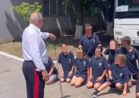 VIDEO: Elevi din Călărași, puși să stea în genunchi pe asfalt și să-i ceară iertare profesorului. „Dacă se mai întâmplă vreodată, vă ţin ore în şir”