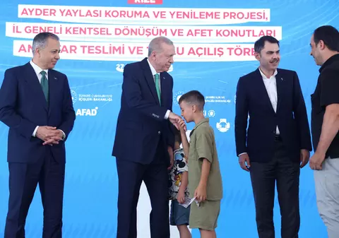 Erdogan i-a tras o palmă unui copil care nu i-a pupat mâna, apoi i-a dat bani. VIDEO