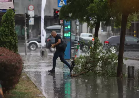 Cod roșu de vijelii și grindină în județele Giurgiu și Călărași. Cât ține vremea rea