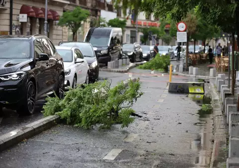 Furtună în București. Cod portocaliu anunțat de meteorologi, mesaj greșit trimis prin RO-Alert