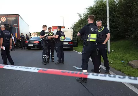 Șoferul de TIR care a salvat de la moarte un cuplu de români înjunghiat într-o parcare din Germania a fost concediat a doua zi