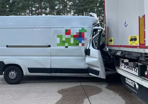 Un român de 20 de ani fără permis a adormit la volan pe autostradă și a intrat cu duba direct într-un TIR, în Germania