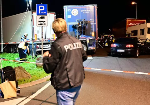 Un șofer de TIR a salvat viața unui român urmărit pe autostradă și apoi înjunghiat în fața soției de mai mulți bărbați, într-o parcare de camioane din Germania