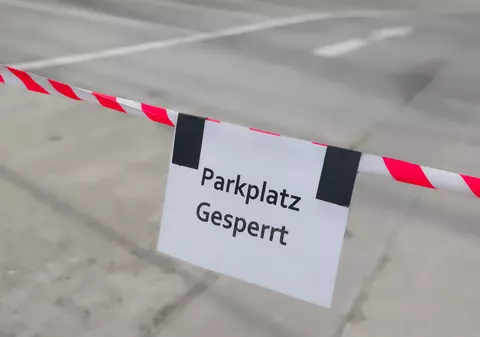 O tânără româncă de 22 de ani, care a acuzat un român că a violat-o, a fost arestată la tribunal, în timp ce povestea ce i-a făcut bărbatul