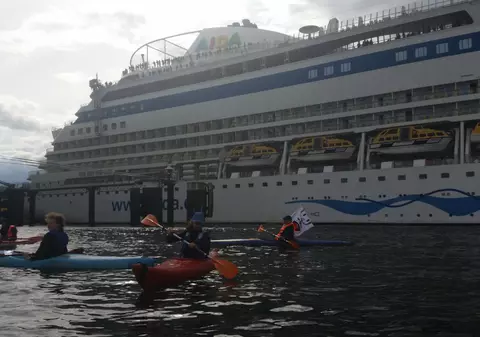 O nouă formă de protest. Activiști climatici în caiace au blocat două nave de croazieră în portul Kiel