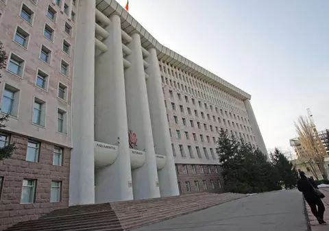 „Suntem sub atac hibrid”. Premierul moldovean Dorin Recean, după perchezițiile din Parlament într-un dosar de trădare de patrie