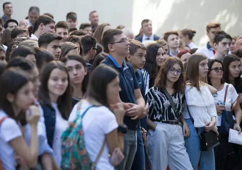 ANALIZĂ | Dezastrul nevăzut din școli. Peste 50.000 de elevi s-au pierdut în statistici din clasa a IX-a până într-a XII-a. Expert: „Mulți pleacă din țară”