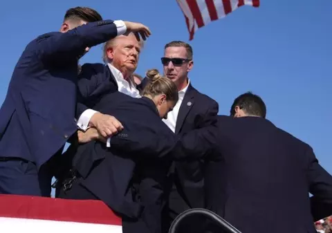 „Ar fi trebuit să fiu mort”. Donald Trump, interviu după tentativa de asasinat: „M-au lovit atât de tare, încât mi-au căzut pantofii”