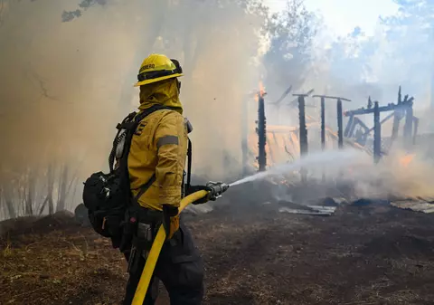 Cel mai mare incendiu de vegetație din California se extinde rapid: mii de pompieri se luptă cu flăcările, care au pârjolit o zonă cât orașul Los Angeles