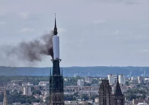 Incendiu la catedrala din Rouen: turla monumentului, datând din 1825, cuprinsă de flăcări