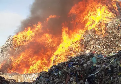 Incendiul de pe platforma Oltchim a fost stins. Pompierii s-au luptat aproape 60 de ore cu flăcările