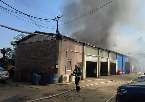 Incendiu puternic la un service auto din Sectorul 2. Două persoane au fost intoxicate cu fum