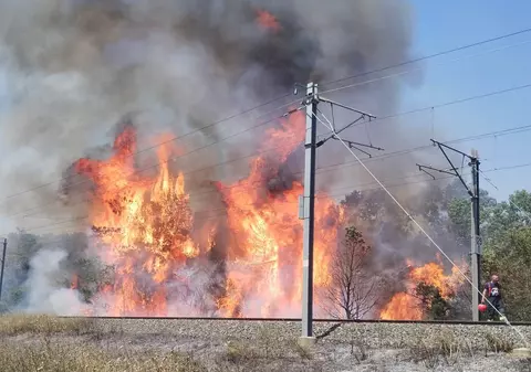 Paisprezece trenuri de călători, blocate din cauza incendiilor de vegetaţie. Întârzieri de până la 5 ore pe ruta Constanţa-Bucureşti