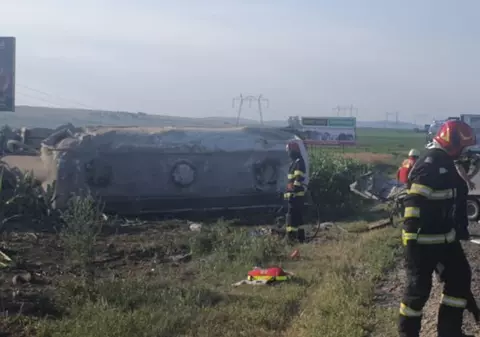 Cinci persoane au murit, între care doi copii, într-un accident grav în Suceava. Mașina în care se aflau a intrat într-o cisternă