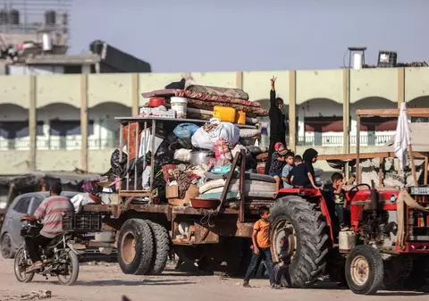Mii de oameni își părăsesc locuințele din cauza bombardamentelor israeliene din sudul Fâșiei Gaza