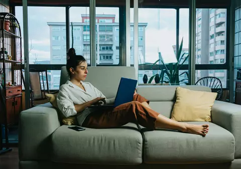 Jumătate dintre tinerii Generației Z ar demisiona după trei zile de muncă la birou: „Pierdere de timp și de bani”