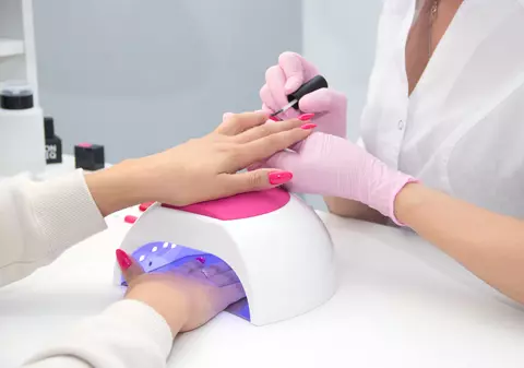 Produse de care ai nevoie în salonul tău de manichiură