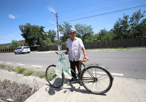 REPORTAJ. De ce un pensionar dintr-un sat din Buzău cară apă de la fântână pentru animale: „Când o mulgi, nu vezi că-i laptele sărat?”