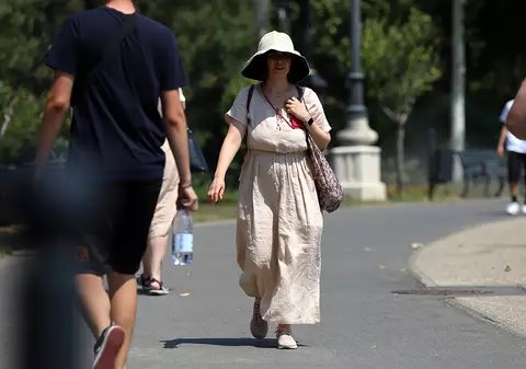 Valul de caniculă se menține în aproape toată țara. Harta zonelor aflate sub cod roșu. Unde sunt anunțate vijelii