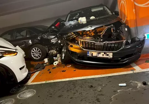 O șoferiță a încurcat pedalele în parcarea subterană de la Sun Plaza și a lovit mai multe mașini. Doi copii au fost răniți