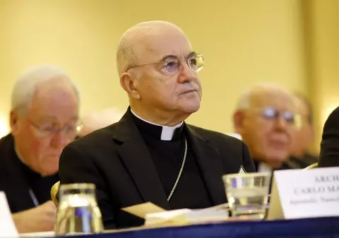 Vaticanul l-a excomunicat pe arhiepiscopul Carlo Maria Vigano, un opozant virulent al Papei Francisc